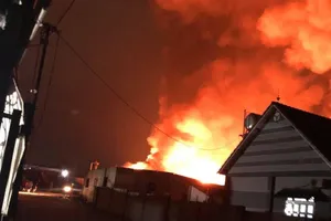 Một xưởng gỗ ở Bình Dương bị lửa thiêu rụi lúc rạng sáng