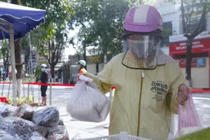 Bình Dương: Hàng trăm tấn nhu yếu phẩm đến tay công nhân, người lao động