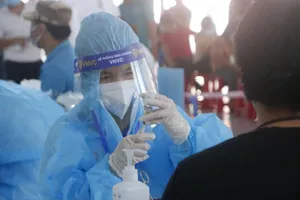 Sau vài ngày tiêm trên diện rộng, Bình Dương xin thêm 1 triệu liều vaccine