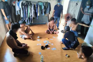 5 thanh niên ở Bình Dương tụ tập, đánh bạc trong lúc giãn cách