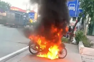 Đốt xe khi bị lập biên bản vi phạm Chỉ thị 16