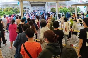 Người dân Bình Dương đổ xô đi mua đồ trước giờ bị 'khóa chặt'