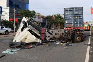 Xe container đâm vào đuôi ô tô bơm bê tông, 3 người thương vong