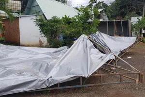 Xe tải tông sập chốt kiểm dịch, Đại úy công an bị thương