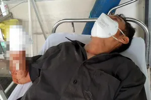 Bắt 1 trong 2 người mặc đồ bảo hộ chém lìa bàn tay người khác ở Bình Dương