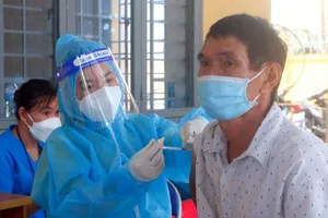 Người dân Bình Dương đi tiêm vaccine Vero Cell 