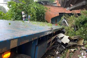 Xe đầu kéo lao vào nhà dân, cả gia đình thoát chết trong gang tấc