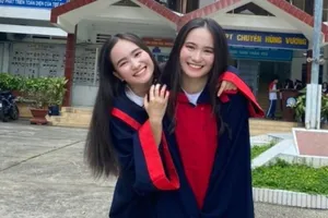 Chị em song sinh ở Bình Dương đậu thủ khoa, á khoa cùng ngành y