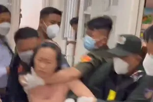 Thuận An họp xem xét vụ phá cửa, cưỡng chế người phụ nữ để test COVID-19