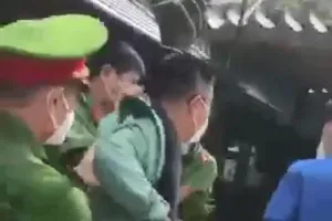 Công an xô xát với dân tại điểm tiêm vaccine bị tạm đình chỉ công tác