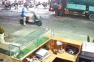 Bình Dương: Trộm lẻn lên ca bin xe tải cuỗm 350 triệu đồng