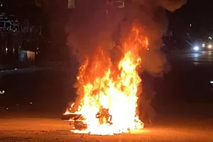 Bị truy đuổi, đôi nam nữ ngã xuống đường, xe máy cháy rụi