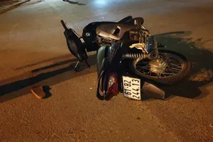 Bình Dương: 2 nam thanh niên thương vong khi va chạm với container