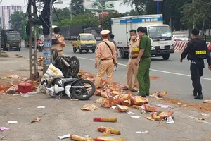 Xe tải kéo lê hàng loạt xe máy, 3 người bị thương ở Bình Dương