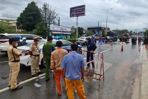 Ngã ra đường sau khi tông rào chắn công trình, gặp lúc xe tải chạy đến