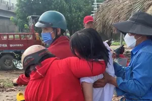 Người đàn ông lao xuống sông cứu cô gái trẻ nhảy sông Sài Gòn tự tử