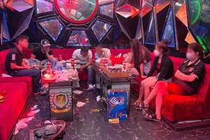13 nam nữ thanh niên dương tính ma túy trong quán karaoke ở Bình Dương 
