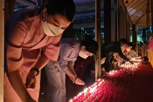 Thắp hơn 2.500 ngọn nến tưởng niệm những người đã mất vì COVID-19 ở Bình Dương