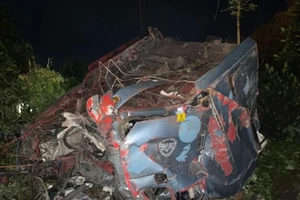 Xe tải lao vào nhà dân ở Bình Phước, tài xế và phụ xe tử vong