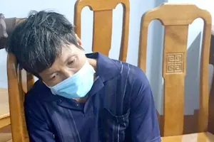 Đâm chết người tình của vợ cũ rồi cố thủ trong nhà