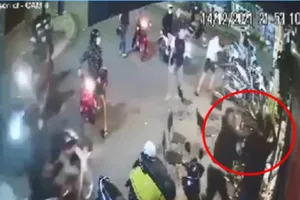 Hàng chục thanh niên lao vào quán cà phê chém loạn xạ