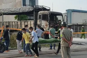 Xe tải đậu ở Bình Dương vẫn nổ máy khi bốc cháy dữ dội