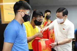 Chủ tịch Quốc hội thăm, tặng quà cho công nhân khó khăn ở Bình Dương