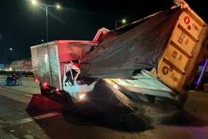 Tài xế xe tải bị vùi lấp trong nhựa đường, tử vong tại chỗ