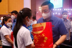 Chủ tịch Quốc hội tham dự Tết Sum vầy, trao quà cho công nhân ở Bình Dương
