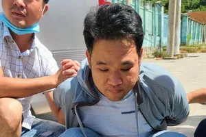 Mang súng K54 đi bán thì bị bắt