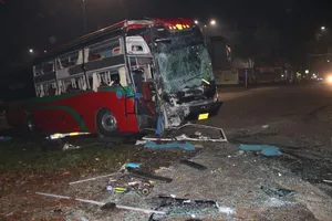 2 xe khách tông nhau ở Bình Dương, hành khách hoảng loạn