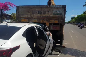 2 người bị thương do ô tô tông thẳng vào đuôi xe tải