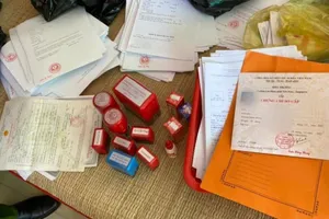 Hai vợ chồng làm giấy tờ, bằng cấp giả rồi rao bán trên mạng