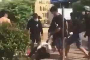 3 thiếu niên bị vây đánh dã man trước trường học tại Bình Dương
