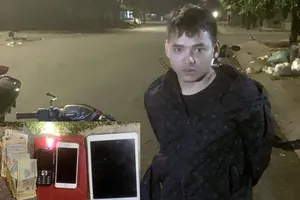 Công an phường ở Bình Dương truy đuổi 2 kẻ trộm lúc rạng sáng