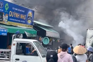 Đang cháy lớn tại ki ốt gần chợ Dĩ An ở Bình Dương