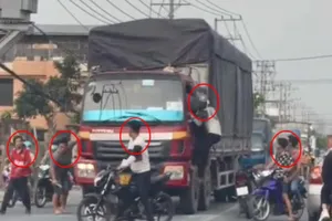 Nhóm người đập phá xe ô tô, hành hung tài xế ngay giữa đường