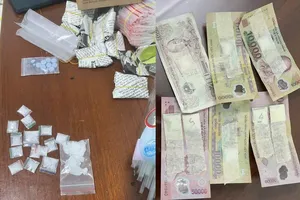 Kẹp ma túy trong những tờ tiền mang đi bán thì bị bắt