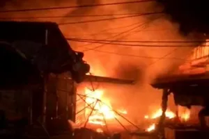 Hàng chục kiot ở chợ Thanh Lương bị lửa thiêu rụi