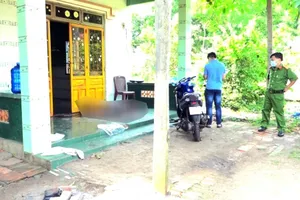 Truy tìm kẻ sát hại chủ nhà ngay trước cửa ở Bình Phước