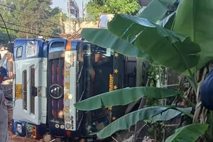 Xe tải lật vào quán ăn ở Bình Phước, 8 người thương vong