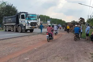 Ô tô khách và xe ben đấu đầu, hàng chục người kêu cứu trong hoảng loạn