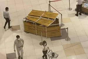 Nam bảo vệ trong Aeon Mall Bình Dương rơi từ tầng 2 xuống đất