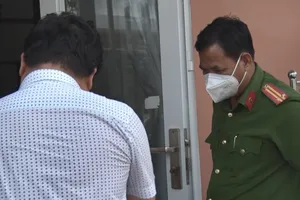 Bình Dương: Đâm 2 vợ chồng bạn thương vong rồi về nhà tự thiêu