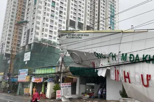 Biển quảng cáo ở Bình Dương đổ sập gây mất điện hàng loạt 