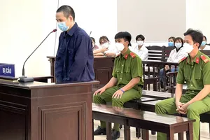 Mang súng và bom giả cướp ngân hàng, lãnh 9 năm tù