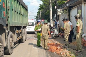 Đi xe máy vào đoạn có nhiều xà bần, bị xe ben tông trúng