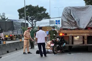 Bình Dương: Liên tiếp 2 xe máy đâm vào đuôi hai ô tô làm hai người chết