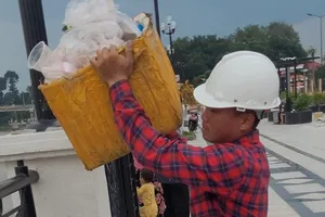 Dân bức xúc hình ảnh nam thanh niên liên tục đổ rác xuống sông Sài Gòn