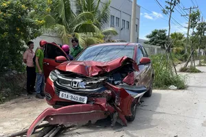 Người đàn ông có biểu hiện ‘ngáo’ sau lái xe ô tô lao vào xe container